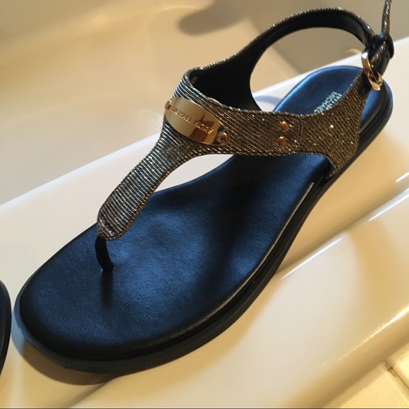 New Micheal Kors Plate Thong Sandals NWT 👠 - Picture 4 of 8
